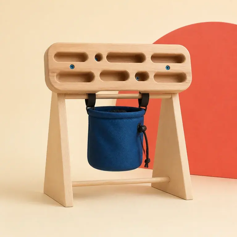 Illustration d’un concept original de poutre d’entraînement pour l’escalade avec sac à magnésie