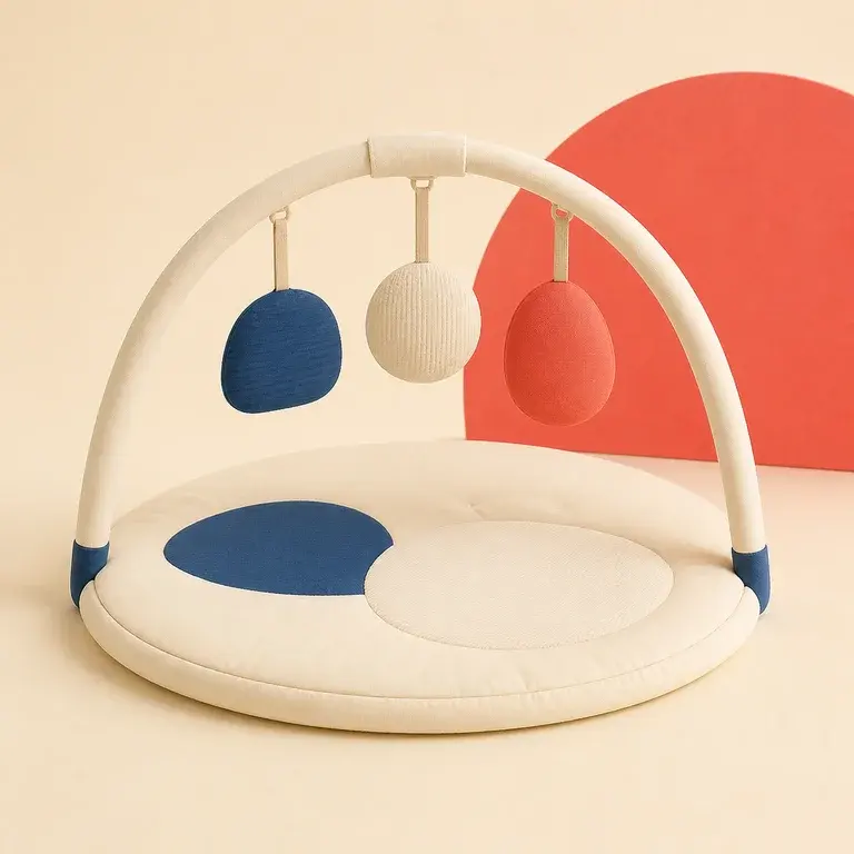 Illustration d’un concept original de tapis d’éveil modulable avec arche